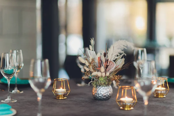 Schön servierter Tisch in einem Restaurant Luxus-Urlaubsort. — Stockfoto