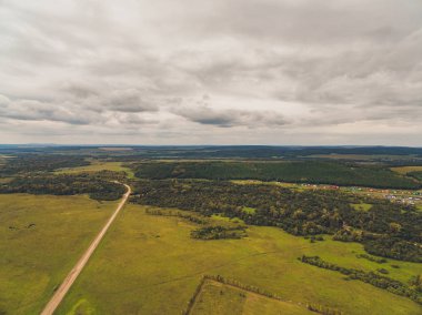 Gün batımında köy yolunda buğday alanları.
