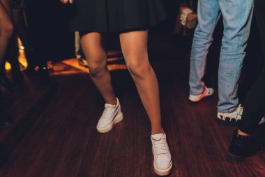 Restoranda siyah külotlu çorap giyen güzel kadın bacakları..