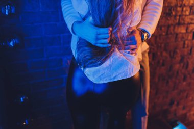 Siyah spor kıyafetli kız, siyah arka planda, yakın planda..