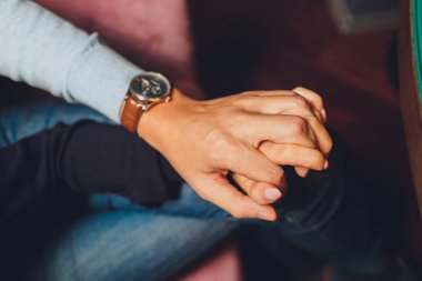 Mans nazikçe kadının elini tutuyor - yakın çekim.