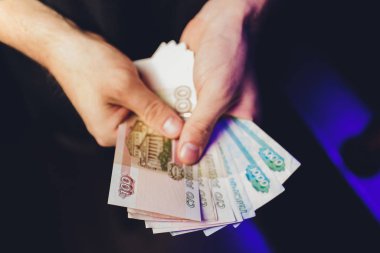 Rus rublesi bir iş kadınının ellerinde..