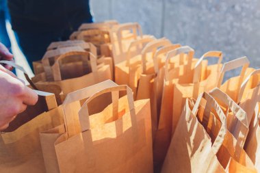 Pembe arka planda izole edilmiş paket servis için açık kahverengi boş kağıt torbayı kapat. Paketleme şablonu maketi. Teslimat hizmeti konsepti Alan reklam alanını kopyala.