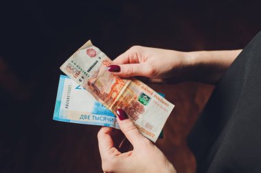Rus rublesi bir iş kadınının ellerinde..