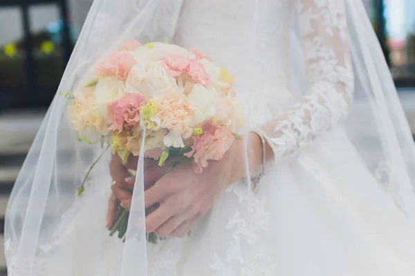 Dit is bruidsboeket aan bruidshanden.. — Stockfoto
