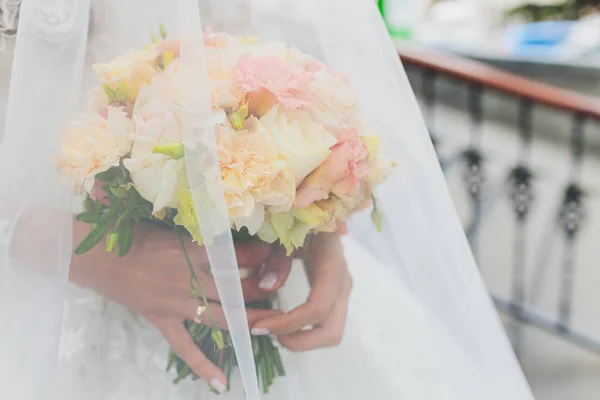 Este es el ramo de bodas a manos de las novias . —  Fotos de Stock