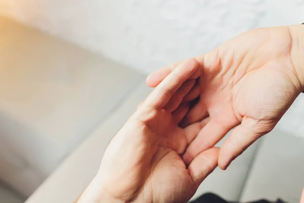 Mans mano suavemente sosteniendo la mano de las mujeres - disparo de primer plano. — Foto de Stock