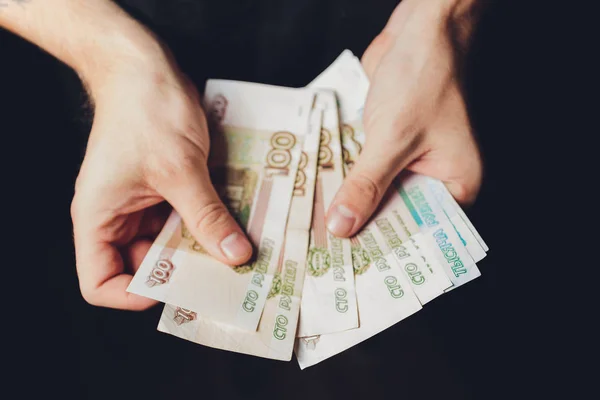Rublos rusos en manos de una mujer de negocios. — Foto de Stock