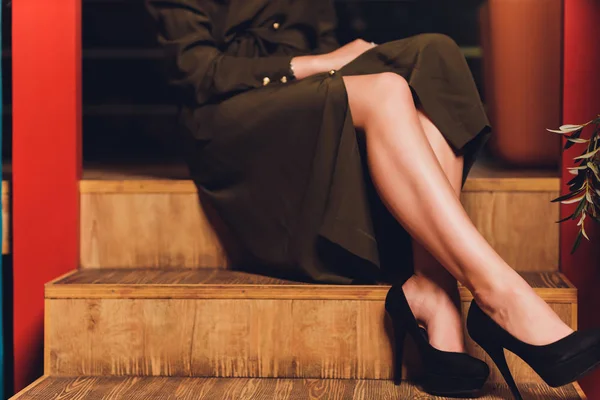 Hermosas piernas femeninas en pantimedias negras en un restaurante . —  Fotos de Stock