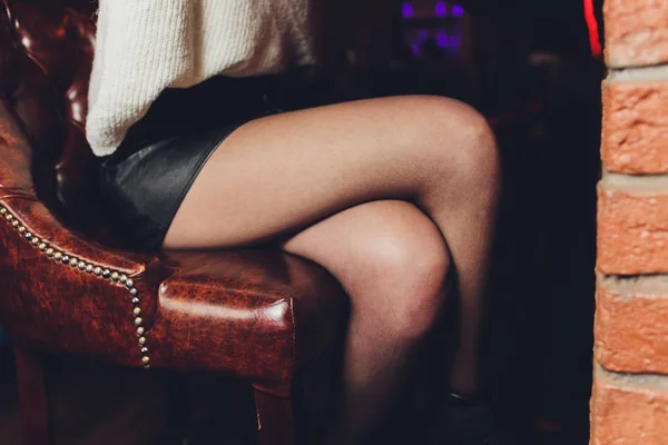 Belles jambes féminines en collants noirs dans un restaurant . — Photo