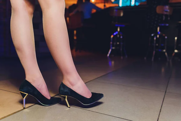 Ноги людей танцюють на клубній вечірці. невизначений . — стокове фото