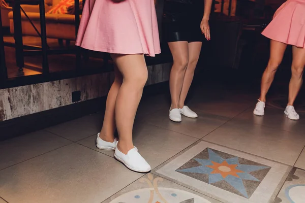 Pies de gente bailando en una fiesta del club. irreconocible. — Foto de Stock