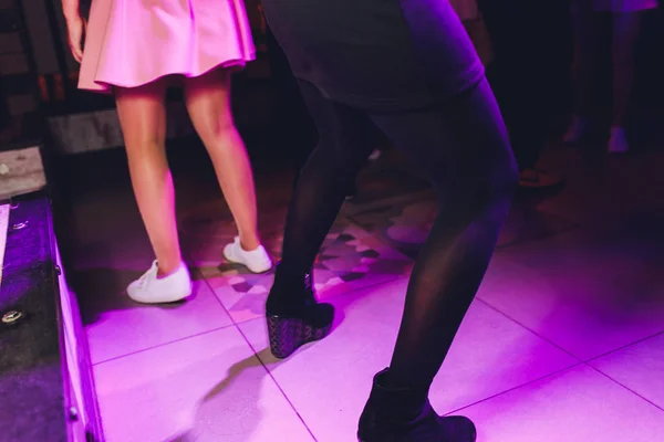 Bir kulüp partisinde dans eden insanların ayakları. Tanınamaz halde.. — Stok fotoğraf