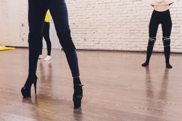 Ayak üzerinde kutup dans yüksek topuklu ayakkabılara kadar kapatın.