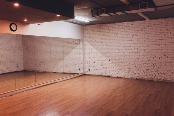 一间有阁楼设计和大镜子的空荡荡的舞蹈健身室的内部. — 图库照片