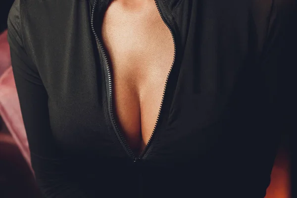 Decotado, peito feminino. Decote vestido preto e gola de pele . — Fotografia de Stock
