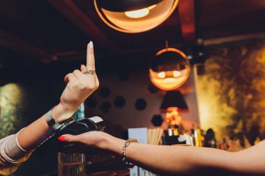 Kadınlar akıllı saatle NFC teknolojisiyle ödeme yapıyorlar..