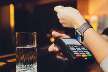 Kadınlar akıllı saatle NFC teknolojisiyle ödeme yapıyorlar..