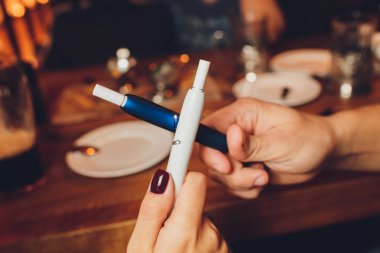 sigara içen modern sigara aygıtı ısıyı yakmaz tütün ürünü teknolojisi.