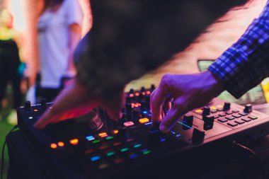 DJ uzak, turntable ve eller. Kulüpte parti gece hayatı.