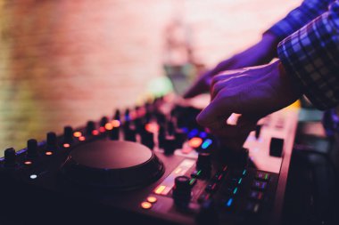 DJ uzak, turntable ve eller. Kulüpte parti gece hayatı.