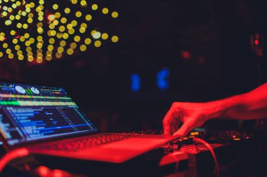 DJ uzak, turntable ve eller. Kulüpte parti gece hayatı.