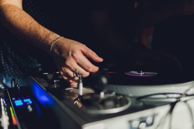Ekipman güverte ve Mikser ile vinil kayıt partide DJ eller.