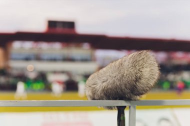 Yerdeki TV ya da radyo için ön camlı büyük bir mikrofon patlaması.