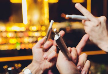 sigara içen modern sigara aygıtı ısıyı yakmaz tütün ürünü teknolojisi.