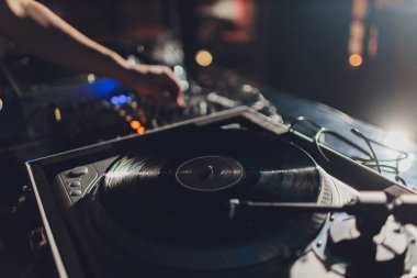 Ekipman güverte ve Mikser ile vinil kayıt partide DJ eller.
