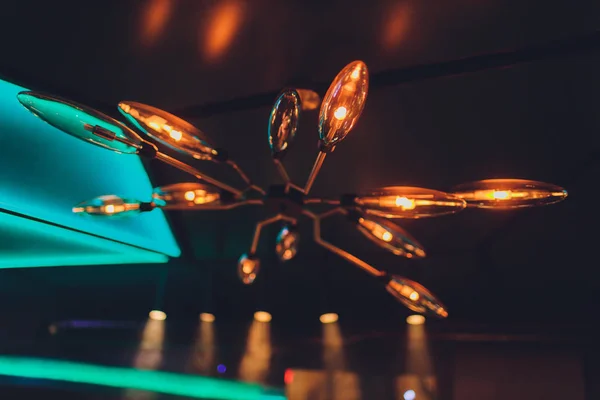 Tak med bedårande ljuskrona 12 lampor. i den moderna restaurangen — Stockfoto