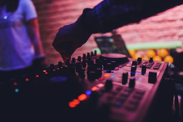 DJ remote, skivspelare och händer. Nattliv på klubben, part. — Stockfoto