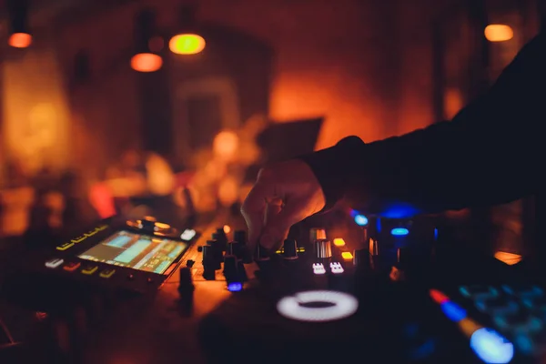 Télécommande DJ, platines et mains. Vie nocturne au club, fête . — Photo