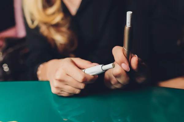 Κάπνισμα σύγχρονη υβριδική συσκευή τσιγάρων θερμικά μη-έγκαυμα τεχνολογία προϊόντων καπνού. — Φωτογραφία Αρχείου