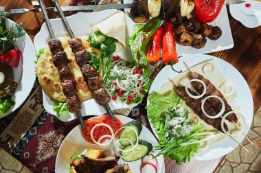 Sağlıklı ızgara yağda pişmiş domuz kebabı mısır tortilla ve taze marul ve domates salatasıyla servis edilir..