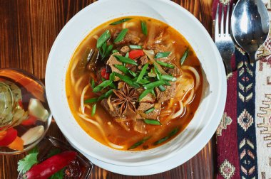 Oriental Lagman Özbek çorba ahşap bir masa üzerinde.