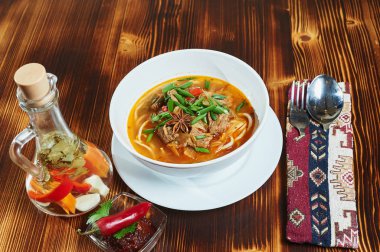 Oriental Lagman Özbek çorba ahşap bir masa üzerinde.