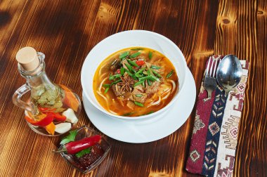 Oriental Lagman Özbek çorba ahşap bir masa üzerinde.