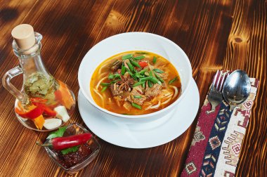 Oriental Lagman Özbek çorba ahşap bir masa üzerinde.