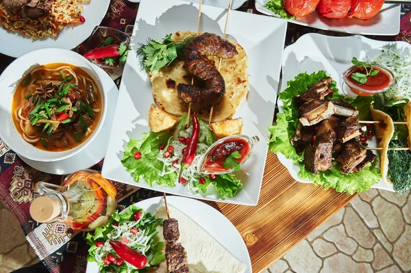 Bocas de cerdo magras asadas y saludables servidas con una tortilla de maíz y lechuga fresca y ensalada de tomate, vista de cerca sobre un fondo oscuro . — Foto de Stock