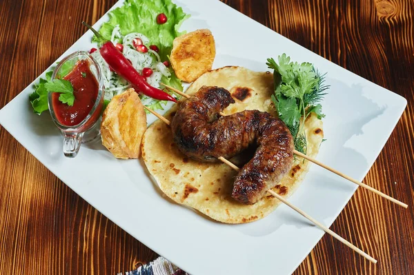 Bocas de cerdo magras asadas y saludables servidas con una tortilla de maíz y lechuga fresca y ensalada de tomate, vista de cerca sobre un fondo oscuro . — Foto de Stock