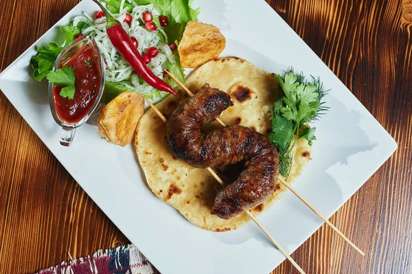 Bocas de cerdo magras asadas y saludables servidas con una tortilla de maíz y lechuga fresca y ensalada de tomate, vista de cerca sobre un fondo oscuro . — Foto de Stock