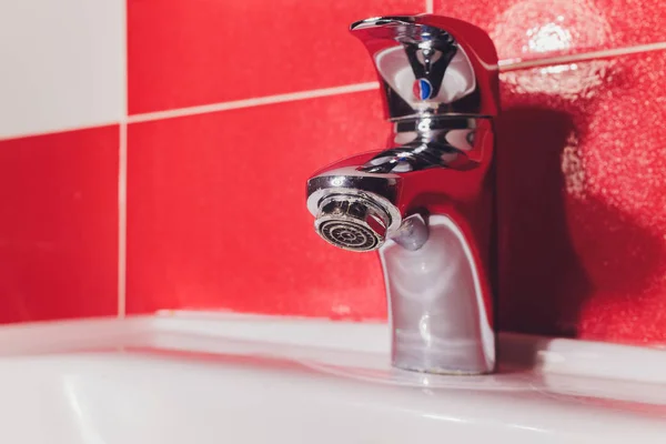 Grifo de agua en detalle con cal primer plano baño sucio Grifo calcificado . —  Fotos de Stock