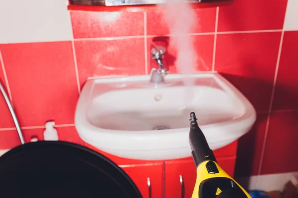 Air keran secara rinci dengan kapur menutup kamar mandi kotor keran Kalsifikasi. membersihkan dengan pembersih uap — Stok Foto