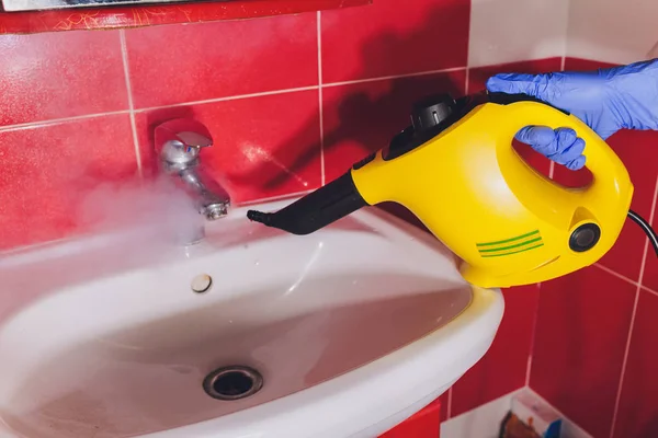 Air keran secara rinci dengan kapur menutup kamar mandi kotor keran Kalsifikasi. sarung tangan untuk mencuci dengan pembersih uap — Stok Foto
