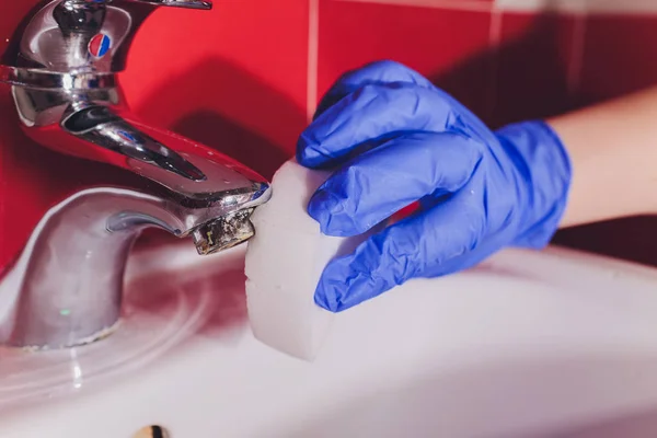 Air keran secara rinci dengan kapur menutup kamar mandi kotor keran Kalsifikasi. sarung tangan untuk mencuci Sponge — Stok Foto