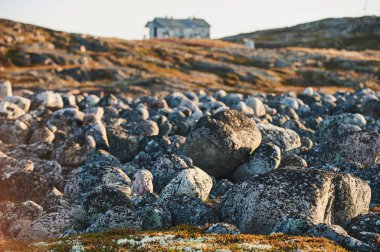 Güzel bir yaz günü manzarası terk edilmiş sanat sahili savunması Kuzey Teriberka, Barents deniz manzarası.