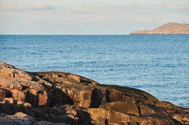 Güzel bir yaz günü manzarası terk edilmiş sanat sahili savunması Kuzey Teriberka, Barents deniz manzarası.