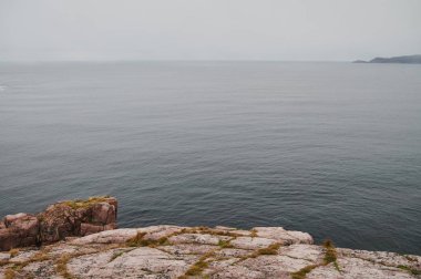 Güzel bir yaz günü manzarası terk edilmiş sanat sahili savunması Kuzey Teriberka, Barents deniz manzarası.
