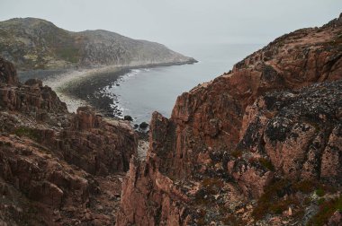 Güzel bir yaz günü manzarası terk edilmiş sanat sahili savunması Kuzey Teriberka, Barents deniz manzarası.